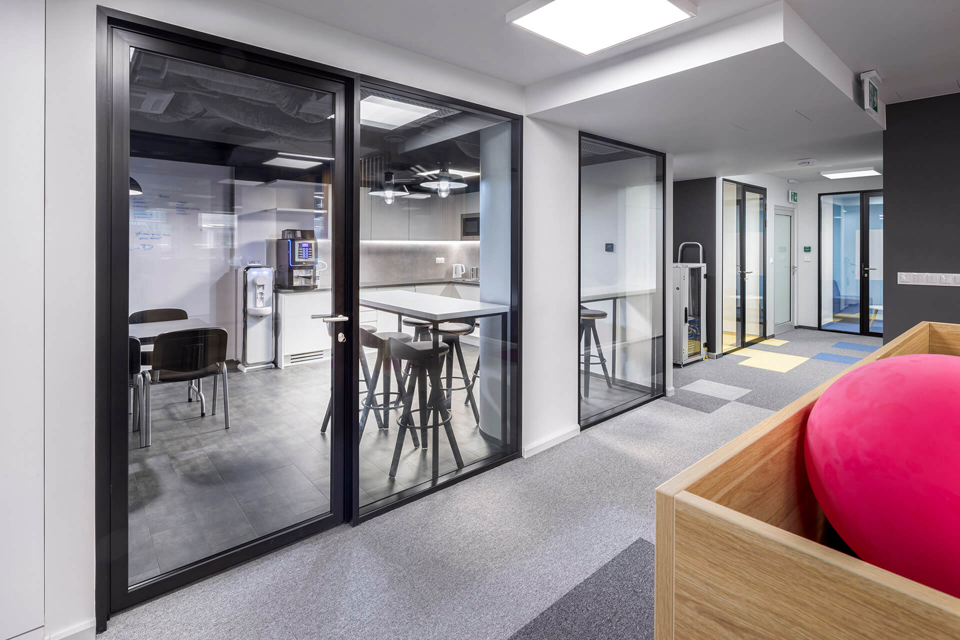 Ściany dwuszybowe GSW Office Plus, drzwi aluminiowe Urban Plus